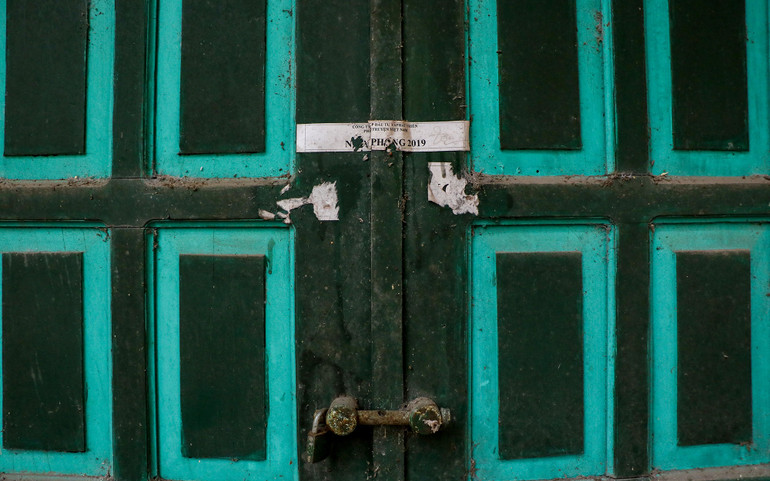 Một cánh cửa được niêm phong từ năm 2019.