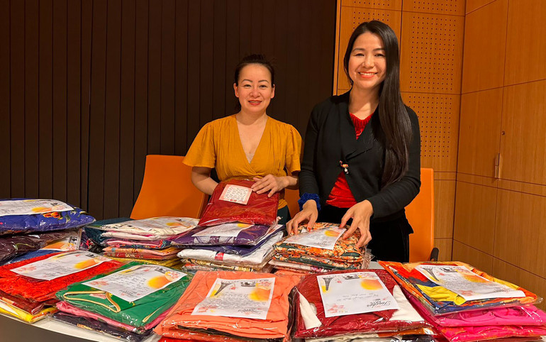 Những chiếc áo dài được đóng gói trân trọng để tặng cho người tham dự.