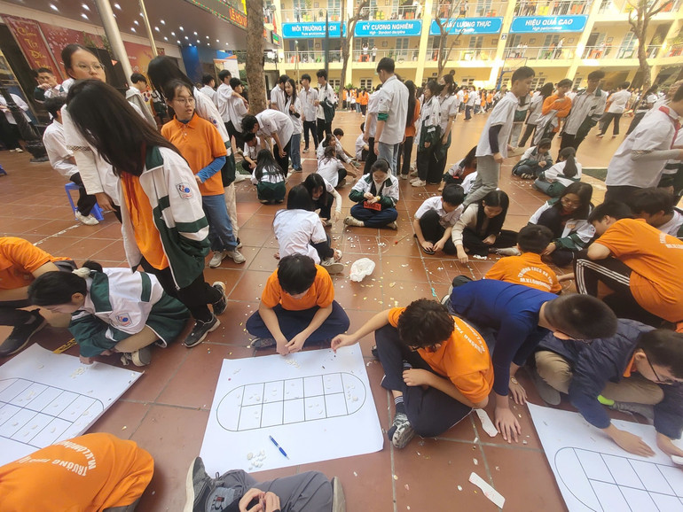 Học sinh hào hứng tham gia các trò chơi.