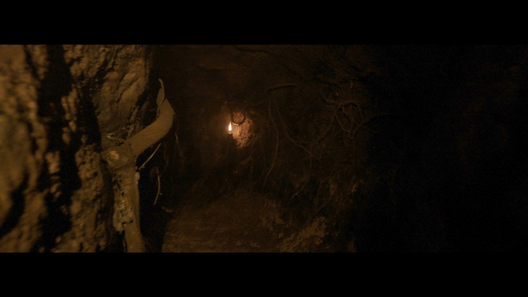 Phim chỉ sử dụng ánh sáng từ nến và đèn pin. Phim chỉ sử dụng ánh sáng từ nến và đèn pin.