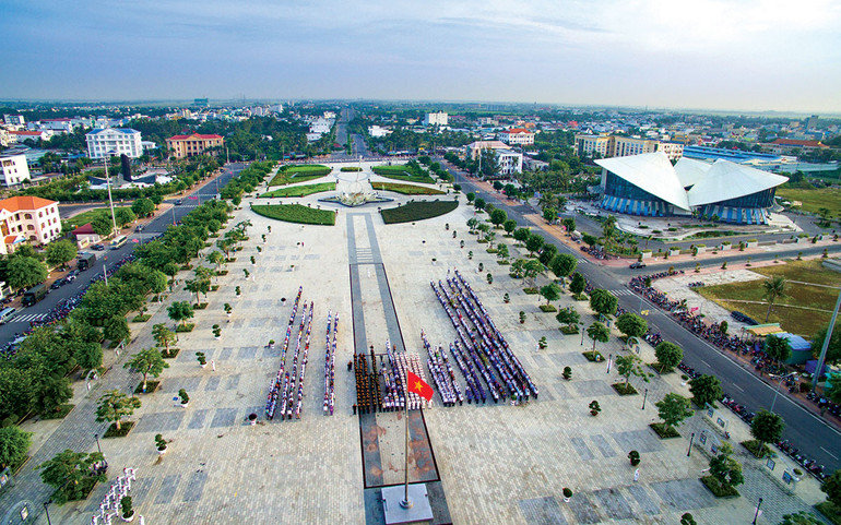 Quảng trường Hùng Vương và Nhà hát “ba nón lá” là điểm nhấn cảnh quan du lịch của Bạc Liêu. (Ảnh: THU ĐÔNG).