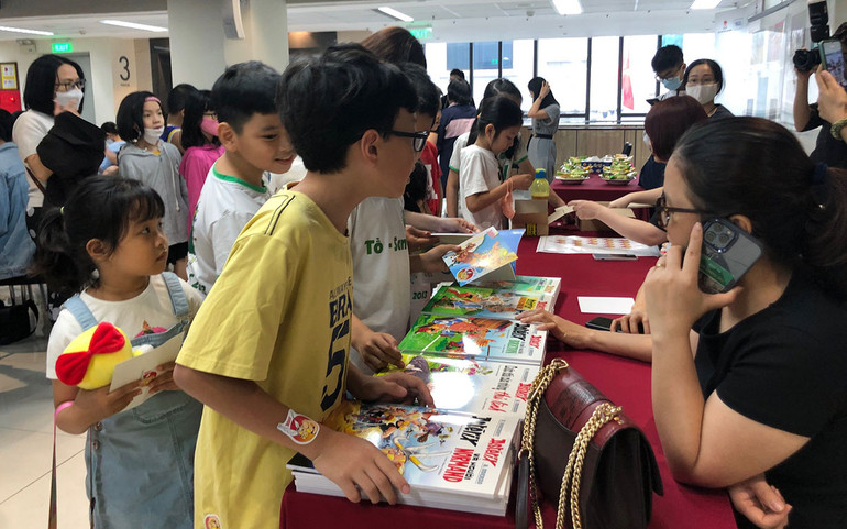 Các em nhỏ tìm hiểu về bộ truyện. Các em nhỏ tìm hiểu về bộ truyện.