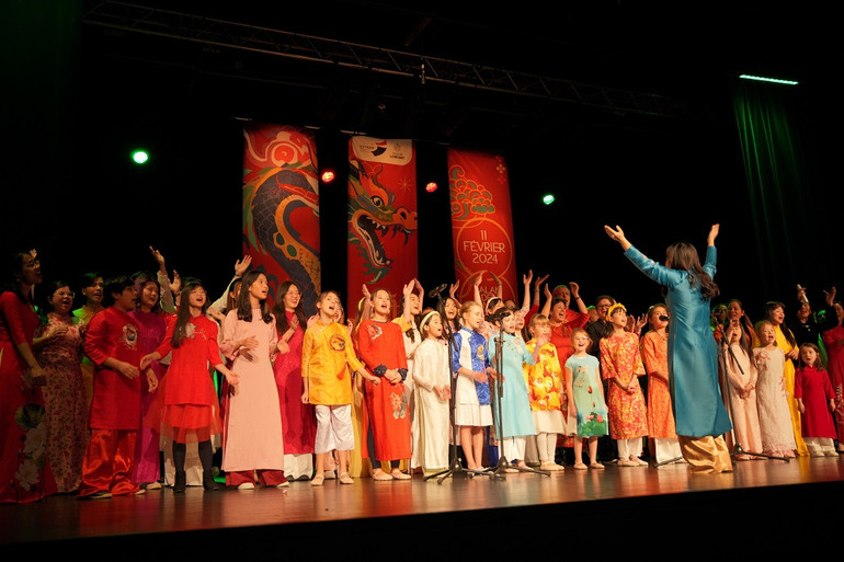 Dàn hợp xướng Pháp - Việt trình diễn ca khúc "Trống cơm".