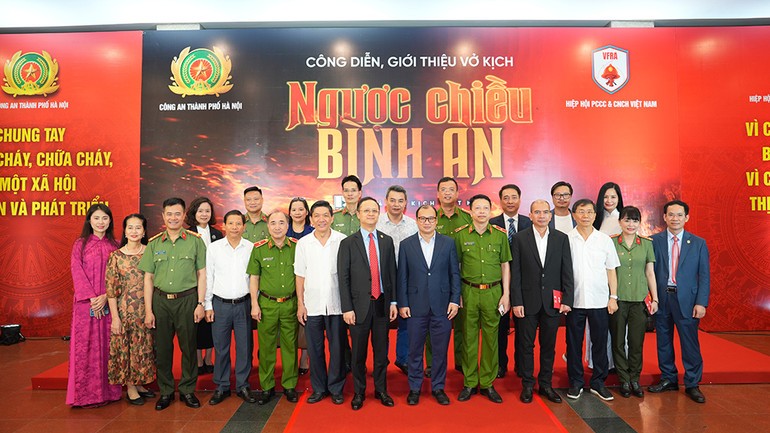 Các đại biểu tại buổi công diễn vở kịch.