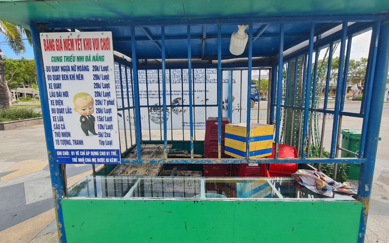 Quầy bán vé trở thành nơi chứa rác và vật dụng hư hỏng.