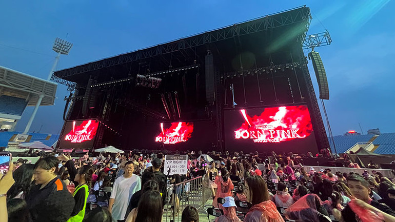 Sân khấu và hệ thống kỹ thuật trong đêm diễn của BlackPink phải vận chuyển từ Hàn Quốc và Thái Lan sang. (Ảnh: TRUNG HIẾU) Sân khấu và hệ thống kỹ thuật trong đêm diễn của BlackPink phải vận chuyển từ Hàn Quốc và Thái Lan sang. (Ảnh: TRUNG HIẾU)