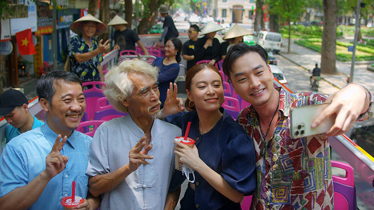 Gia đình Đông, Yến.