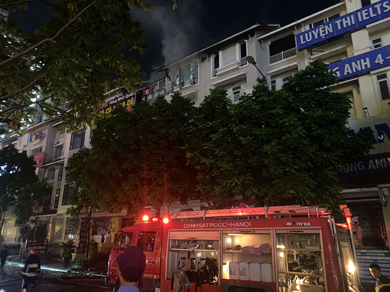 Xe cứu hỏa có mặt tại hiện trường từ sớm. Xe cứu hỏa có mặt tại hiện trường từ sớm.