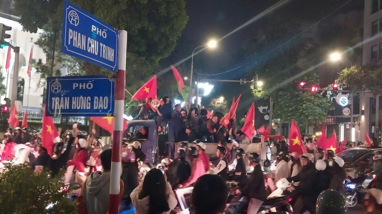 Người hâm mộ đổ ra đường mừng đội tuyển Việt Nam vô địch ASEAN Cup 2024 ảnh 28