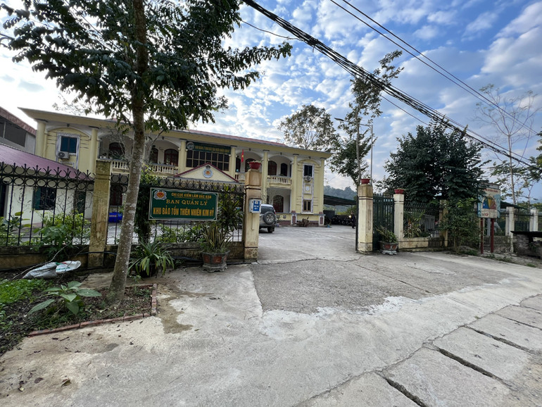 Trụ sở Ban quản lý Khu bảo tồn thiên nhiên Kim Hỷ đặt dưới chân núi đá tại xã Văn Lang (Na Rì). Khu Bảo tồn thiên nhiên Kim Hỷ có diện tích lên tới 15.715ha nhưng số cán bộ, công chức của Ban quản lý chỉ có 33 người. Trung bình mỗi người quản lý gần 500ha là điều bất khả thi, vì vậy vai trò của các tổ tuần rừng là tối quan trọng.