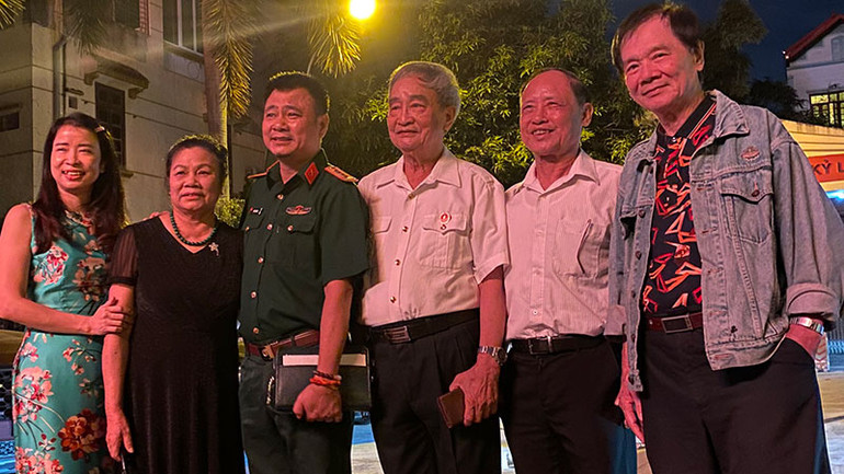 Ngày ra mắt vở kịch, mẹ của NSND Tự Long cũng đến chia vui. Ảnh: NSND Tự Long chụp ảnh lưu niệm cùng mẹ (bên trái), ông Cao Trọng Đoan (bên phải) cùng các khách mời.