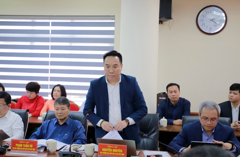 Cục trưởng Cục Xuất bản, In và Phát hành Nguyễn Nguyên báo cáo tại buổi làm việc.