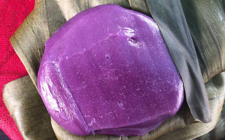 Bánh dày tím từ lá cẩm tím ở Tuyên Quang. Bánh dày tím từ lá cẩm tím ở Tuyên Quang.