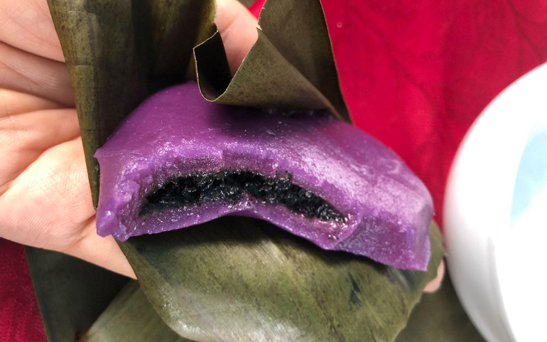 Bánh dày nhân vừng đen bên trong. Bánh dày nhân vừng đen bên trong.