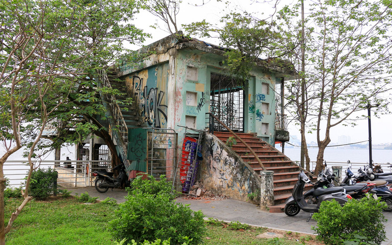 Khu nhà thủy phi cơ thuộc phần đất của Hãng phim truyện Việt Nam đã xuống cấp và bỏ hoang nhiều năm qua.