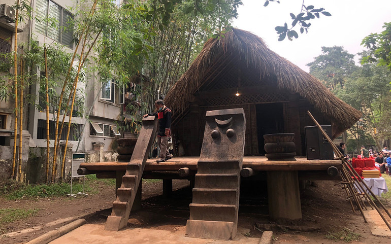 Cầu thang với biểu tượng mẫu hệ. Cầu thang với biểu tượng mẫu hệ.