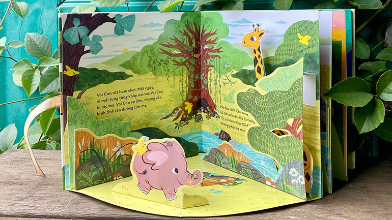 Sách được trình bày như một sân khấu nhỏ.