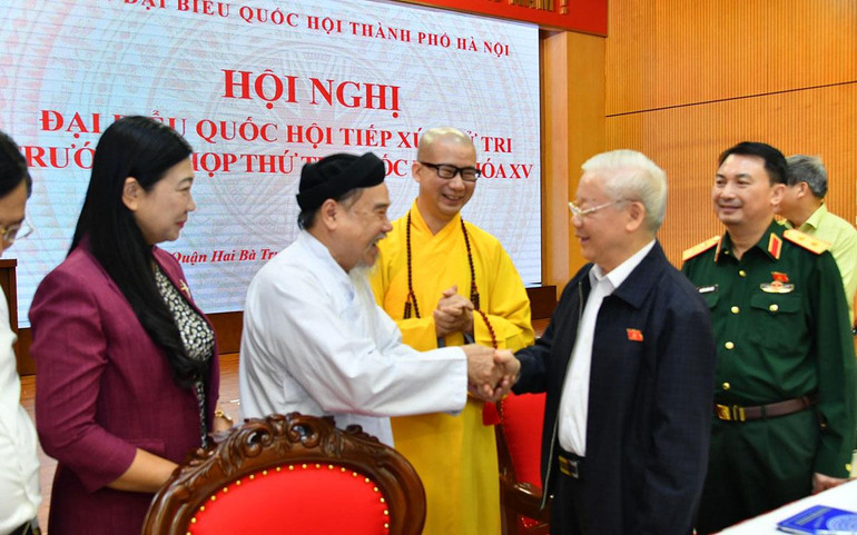 Tổng Bí thư Nguyễn Phú Trọng với đại biểu và cử tri.