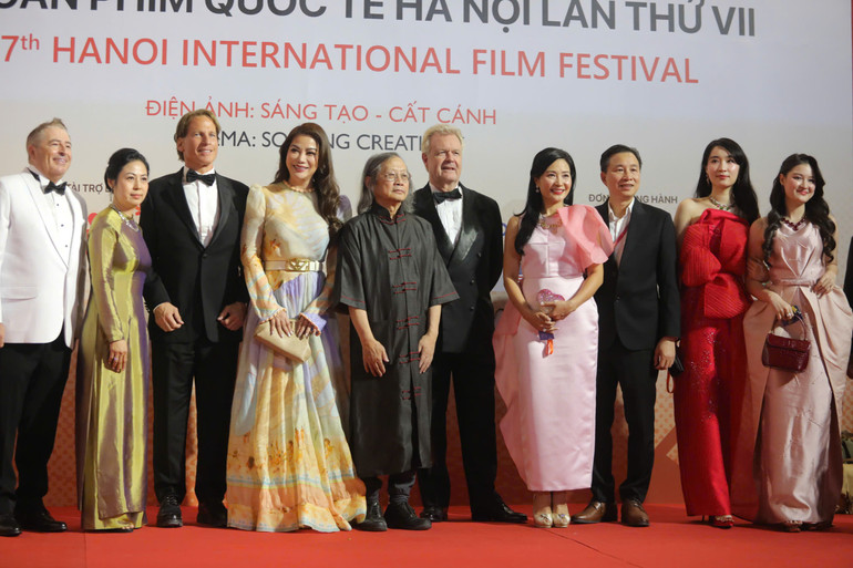Các nghệ sĩ, nhà làm phim, nhà sản xuất Việt Nam và quốc tế tại thảm đỏ Liên hoan phim.