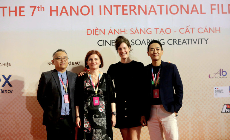 Các thành viên Ban giám khảo phim dài dự thi. Hứa Vĩ Văn là nghệ sĩ Việt Nam duy nhất trong Ban giám khảo.