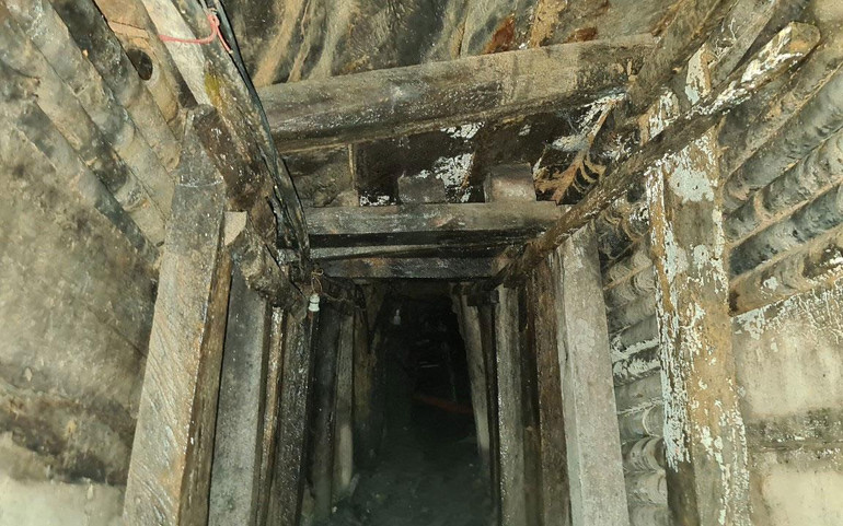 Các đối tượng xẻ số lượng lớn gỗ rừng để làm cọc chống, vách đỡ phía trên và hai bên thành hầm đoạn xung yếu nhằm chống sập hầm.