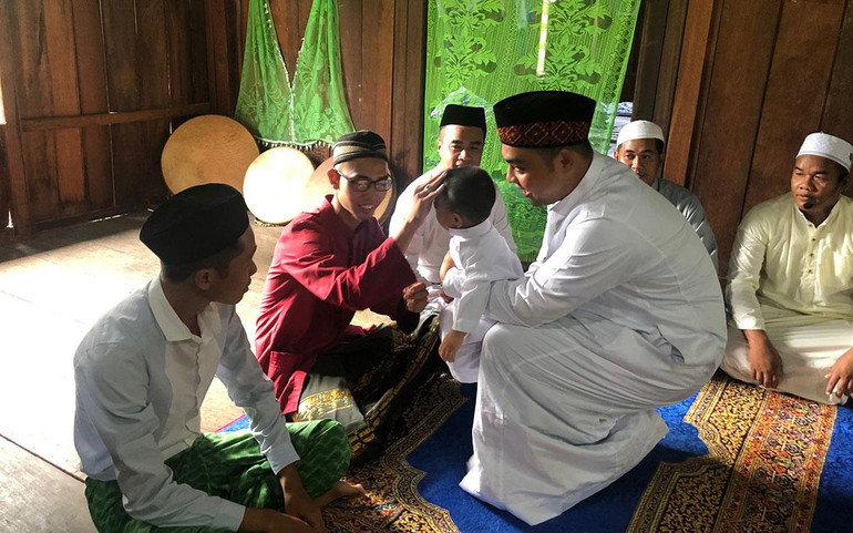 Các vị khách chúc phúc cho đứa trẻ.