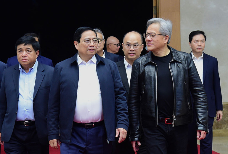 Thủ tướng Phạm Minh Chính trao đổi với ông Jensen Huang, Chủ tịch kiêm Giám đốc điều hành Tập đoàn NVIDIA.