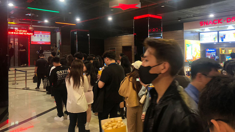 Nhiều người cảm thấy may mắn khi mua được vé xem phim.