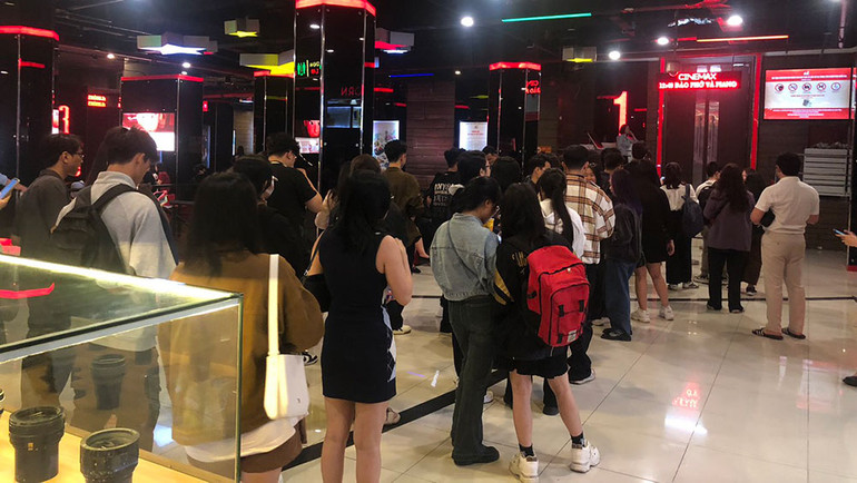 Khán giả đợi xem “Đào, Phở và Piano”.