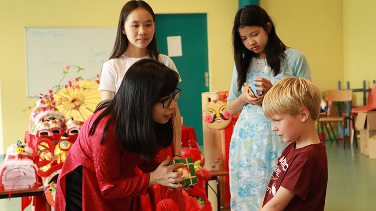 Giới thiệu bánh chưng Việt Nam.