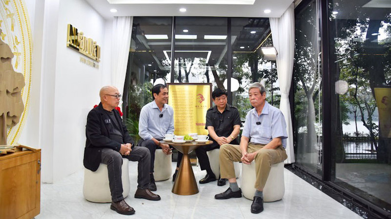 Các diễn giả trò chuyện về nhạc sĩ Văn Cao.