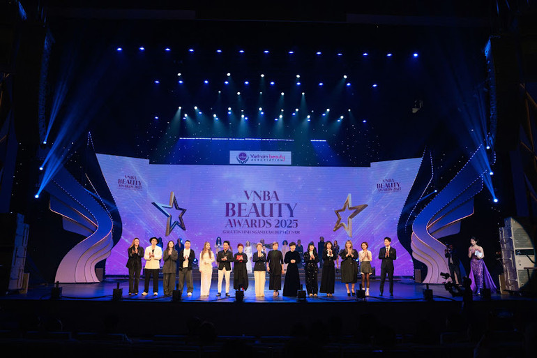 Các nhà thiết kế, tạo mẫu tóc tại lễ trao giải VNBA Beauty Awards 2025.
