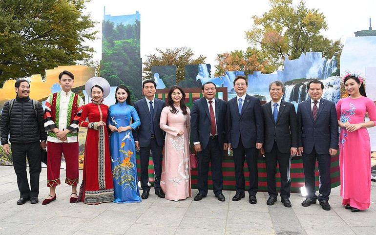 Các vị khách mời chụp ảnh lưu niệm cùng đoàn Việt Nam tại khu vực giới thiệu văn hóa Việt Nam.