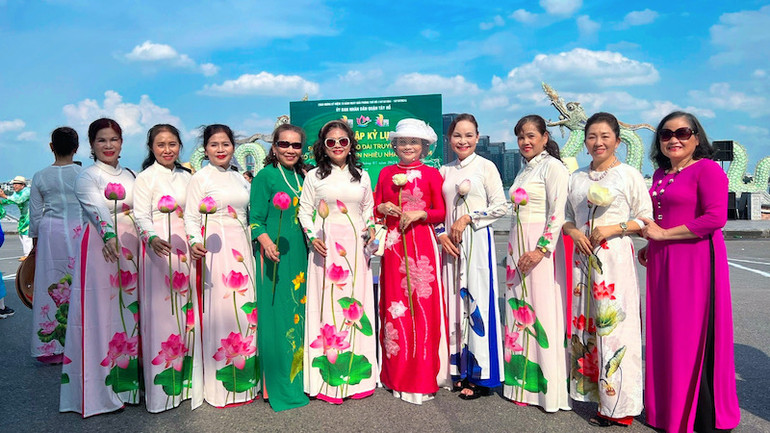 Các thành viên Hội Phụ nữ hữu nghị với di sản từ nhiều địa phương cũng sắp xếp đến tham dự sự kiện.