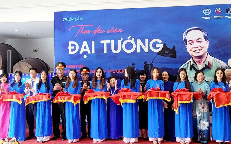 Các đại biểu cắt băng khai mạc Triển lãm “Theo dấu chân Đại tướng”.