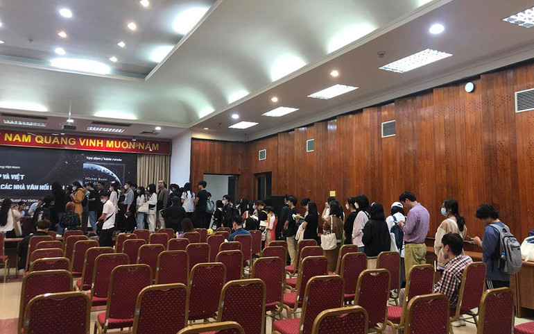 Rất đông bạn đọc trẻ hâm mộ Michel Bussi.