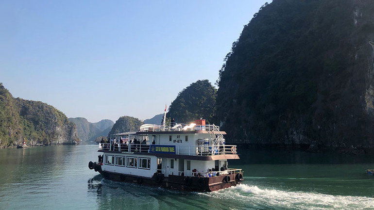 Tàu du lịch đưa khách tham quan Vịnh Hạ Long - Quần đảo Cát Bà.