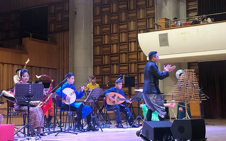 Nhạc trưởng Watchara Pluemyart "dẫn dắt" những tràng pháo tay của khán giả.