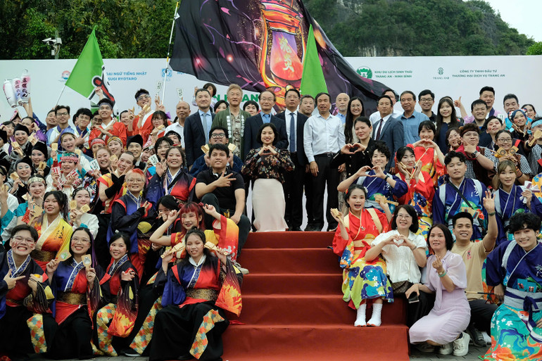 Ban Tổ chức và các vũ công thuộc các Câu lạc bộ Yosakoi tham gia liên hoan.