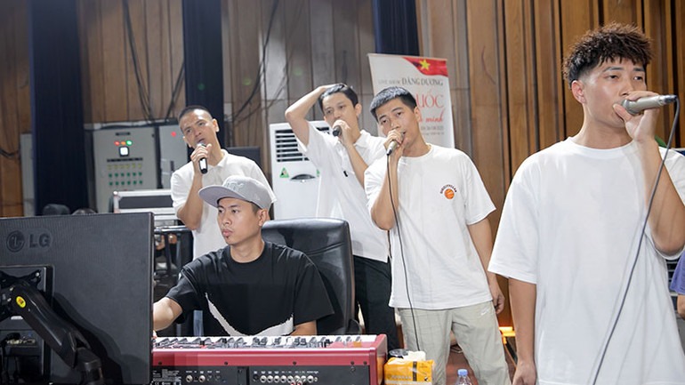 Nhóm OPlus trong một buổi luyện tập.