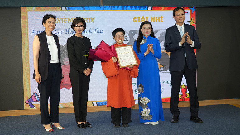 Tác giả Cao Hoàng Anh Thư nhận Giải Nhì. Tác giả Cao Hoàng Anh Thư nhận Giải Nhì.