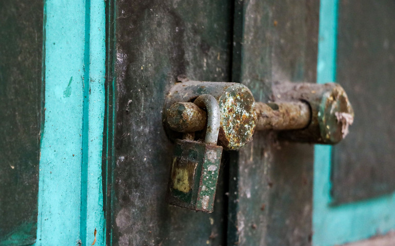 Những ổ khóa đã gỉ sét theo thời gian.