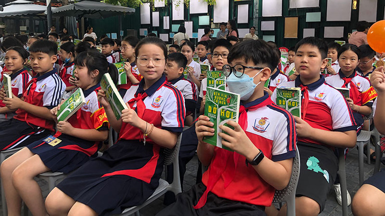 Các em học sinh tham dự một sự kiện giao lưu sách ở Phố Sách Hà Nội.