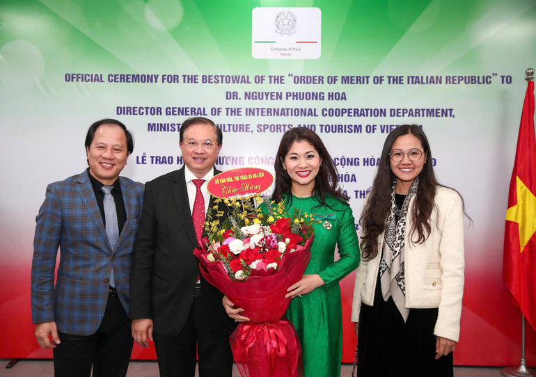 Thứ trưởng Tạ Quang Đông tặng hoa chúc mừng TS Nguyễn Phương Hòa, chụp ảnh cùng ban lãnh đạo Cục Hợp tác quốc tế. Thứ trưởng Tạ Quang Đông tặng hoa chúc mừng TS Nguyễn Phương Hòa, chụp ảnh cùng ban lãnh đạo Cục Hợp tác quốc tế.