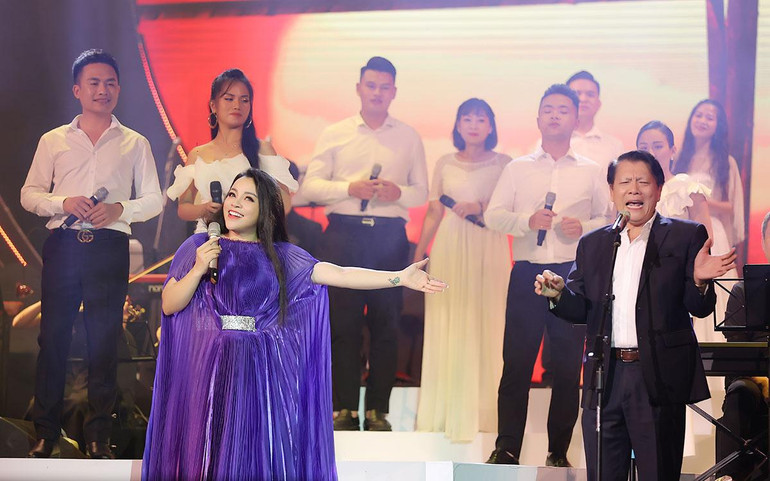 NSND Quang Vinh hát cùng NSƯT Tố Nga.