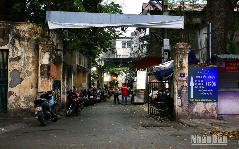 Nằm ở mặt tiền phố Thụy Khuê, nhưng sự nhộn nhịp của Hãng phim dừng lại ngoài cổng, nơi có những quán ăn tấp nập.