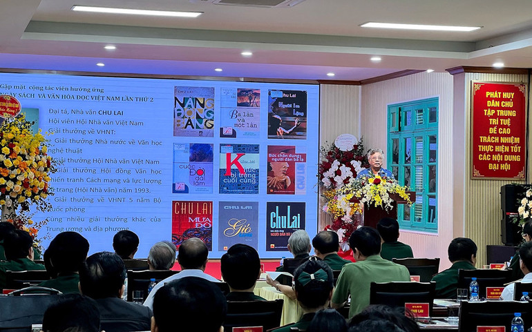 Đại tá, nhà văn Chu Lai phát biểu.