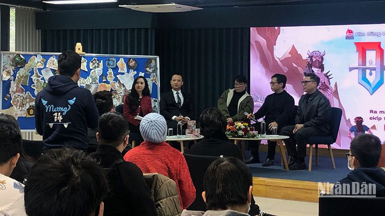 Nhóm tác giả “Bí ẩn Ozon” trong buổi ra mắt sách.