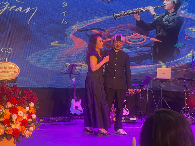 Những giọt nước mắt hạnh phúc của NSND Thái Bảo. Những giọt nước mắt hạnh phúc của NSND Thái Bảo.