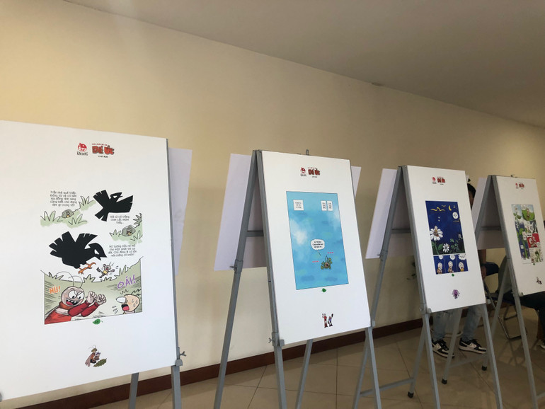 Một số tranh minh họa trong bộ truyện “Cuộc phiêu lưu của Dế Út” được trưng bày trong khuôn khổ lễ trao giải. Một số tranh minh họa trong bộ truyện “Cuộc phiêu lưu của Dế Út” được trưng bày trong khuôn khổ lễ trao giải.